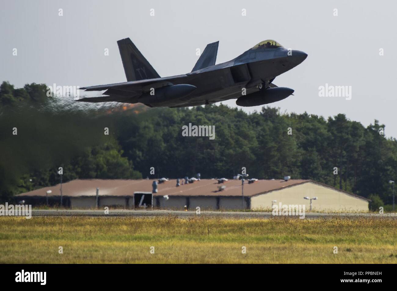 Un U.S. Air Force F-22 Raptor dalla 95th Fighter Squadron, 325Fighter Wing, Tyndall Air Force Base Fla., decolla a Spangdahlem Air Base, Germania, il 29 agosto 2018. Multiple F-22s defunti Spangdahlem dopo essere stato distribuito per diverse settimane per allenarsi con gli alleati della NATO in Europa per dimostrare ulteriormente la U.S. Air Force impegno per la stabilità e la sicurezza regionale. Foto Stock
