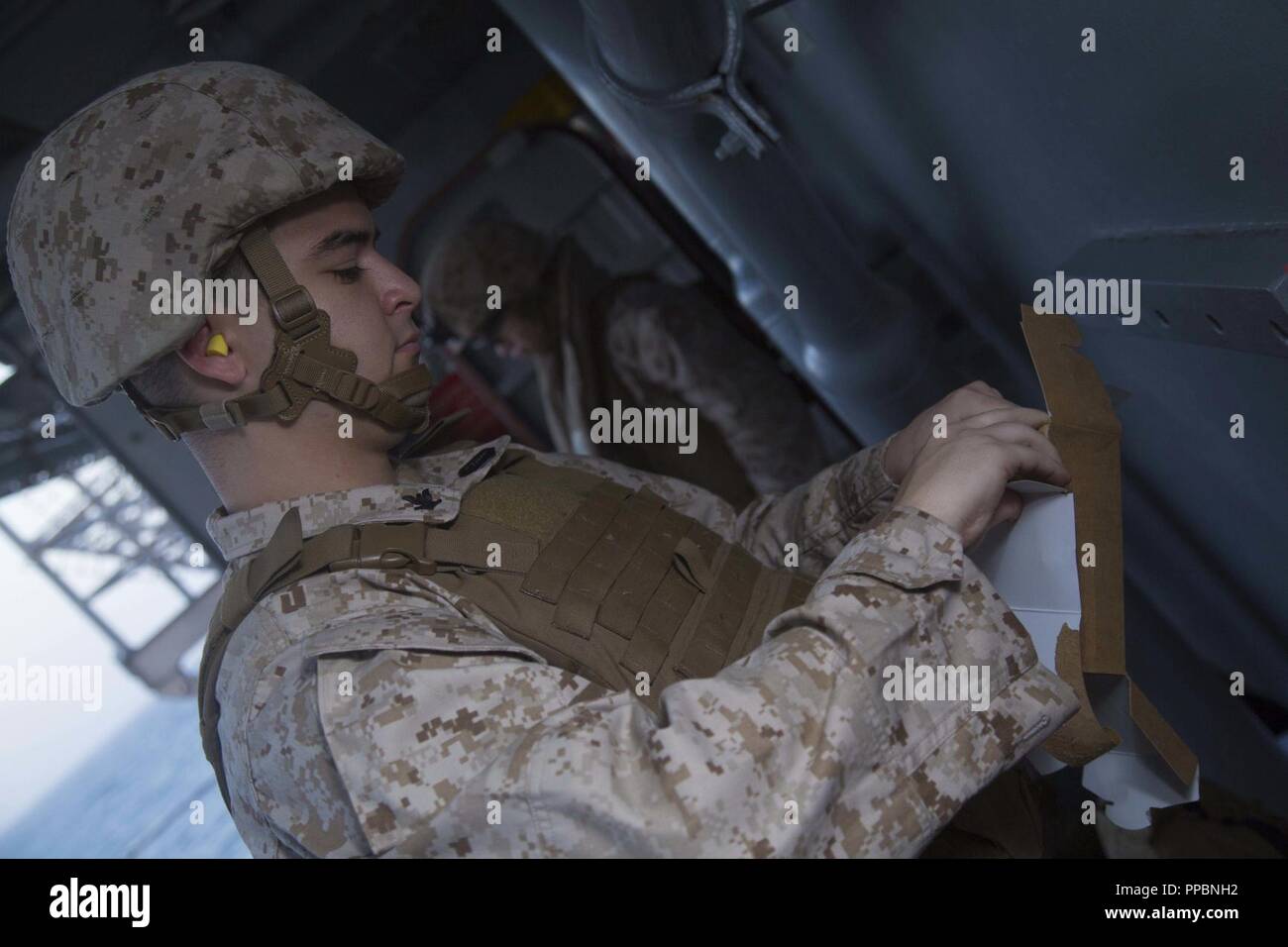 Oceano Indiano - STATI UNITI Navy Petty Officer di terza classe Giuseppe Trinidad, un ospedale corpsman con Marine mezzo squadrone Tiltrotor 166 rinforzato, xiii Marine Expeditionary Unit (MEU), disassembla un M-240B mitragliatrice scatola di munizioni a bordo del Wasp-classe assalto anfibio nave USS Essex (LHD 2) 3 settembre 2018. L'Essex è il fiore all' occhiello per la Essex anfibio gruppo pronto e, con l'avviato XIII MEU, è distribuito negli Stati Uniti Quinta Flotta area di operazioni a sostegno di operazioni navali per garantire stabilità marittimo e la sicurezza nella regione centrale di collegamento del Mediterraneo e del Pacifico Foto Stock