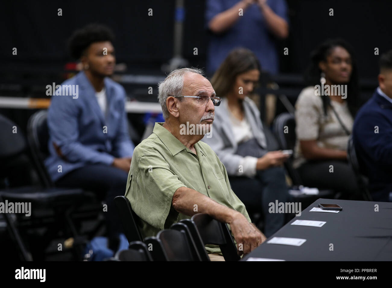 Los Angeles, CA, Stati Uniti d'America. 24Sep, 2018. Los Angeles Clippers annunciatore Ralph Lawler a Los Angles Clippers Media Day al centro di formazione il 24 settembre 2018. (Foto di Jevone Moore) Credito: csm/Alamy Live News Foto Stock