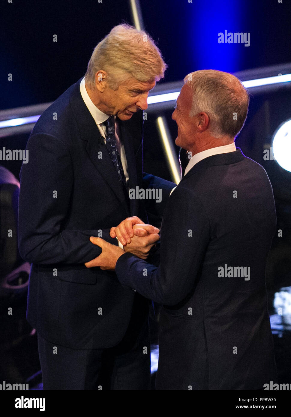 Londra, Manager della Francia con il trofeo per il miglior FIFA uomini Coach 2018 durante il miglior FIFA Football Awards 2018 a Londra. 24Sep, 2018. Ex Arsenal Manager Arsene Wenger (L) presenta Didier Deschamps, Manager della Francia con il trofeo per il miglior FIFA uomini Coach 2018 durante il miglior FIFA Football Awards 2018 a Londra, in Gran Bretagna il 7 settembre 24, 2018. Credito: Han Yan/Xinhua/Alamy Live News Foto Stock