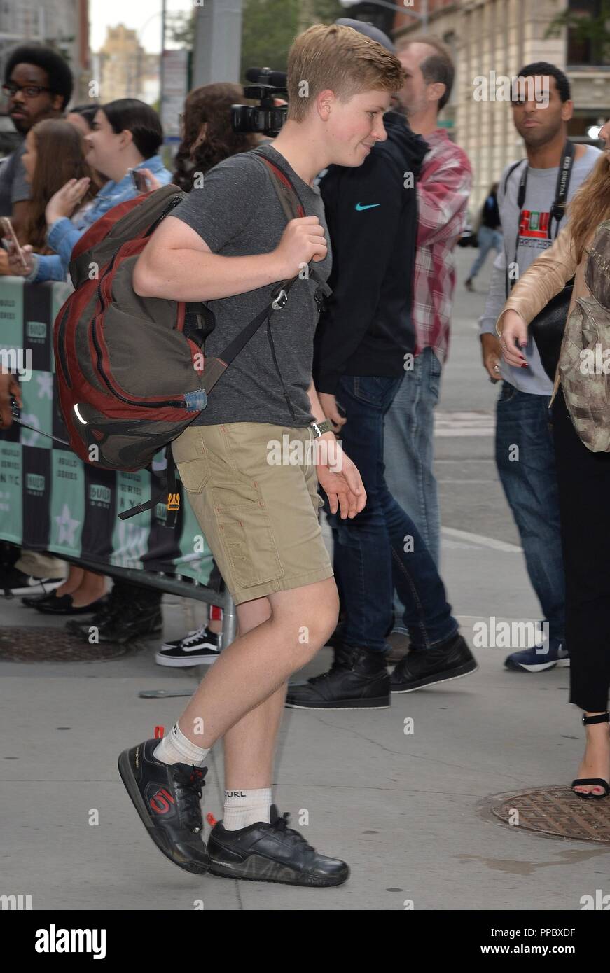 New York, NY, STATI UNITI D'AMERICA. 24Sep, 2018. Robert Irwin fuori e circa per celebrità Candids - MON, AOL costruire serie, New York, NY Settembre 24, 2018. Credito: Kristin Callahan/Everett raccolta/Alamy Live News Foto Stock