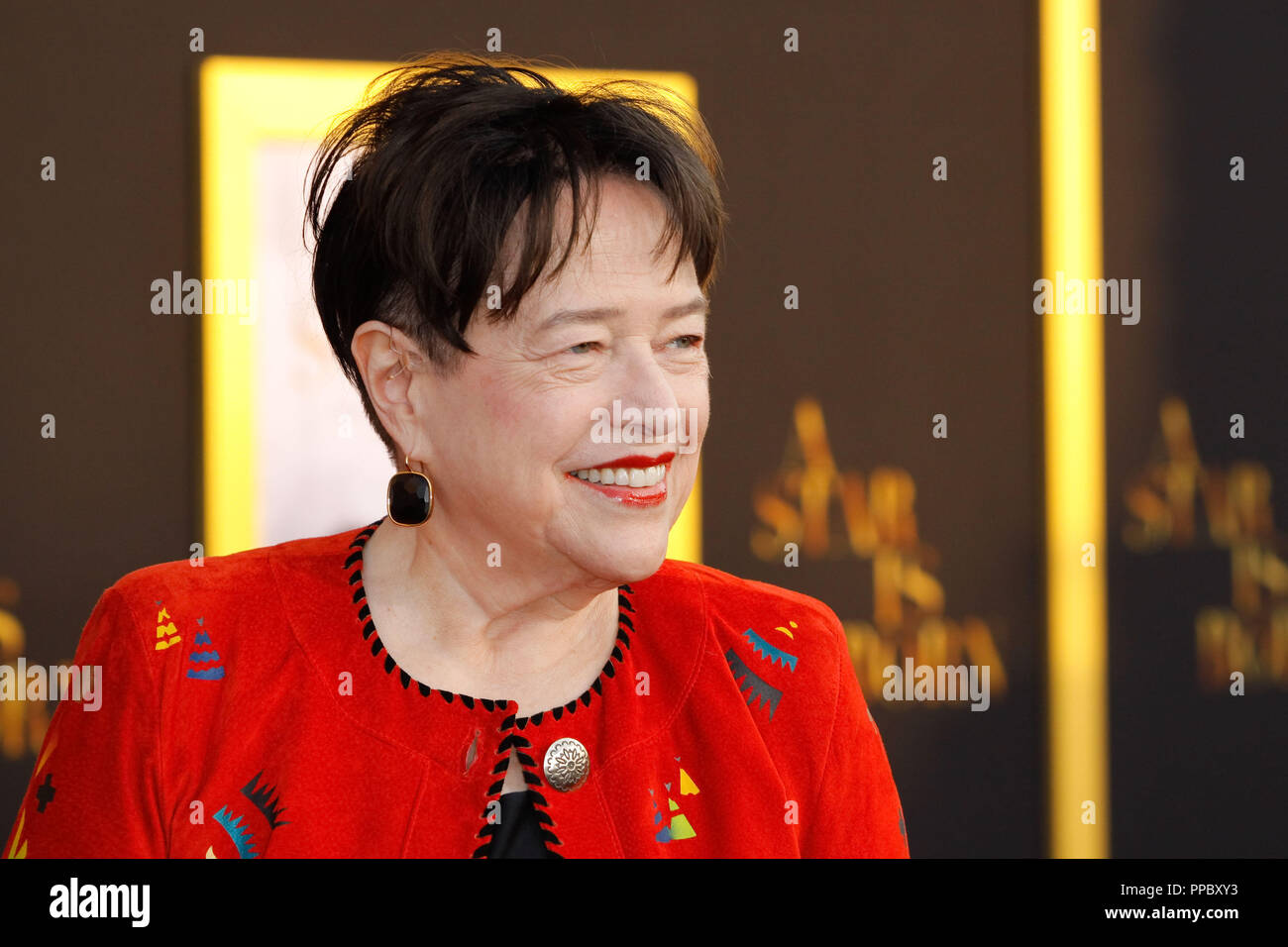 Los Angeles, Stati Uniti d'America. 24 Settembre, 2018. Kathy Bates alla premiere di Warner Bros " Immagini " è nata una stella" tenutasi presso lo Shrine Auditorium & Expo Hall di Los Angeles, CA, 24 settembre 2018. Foto di Giuseppe Martinez / PictureLux Credito: PictureLux / Hollywood Archive/Alamy Live News Foto Stock