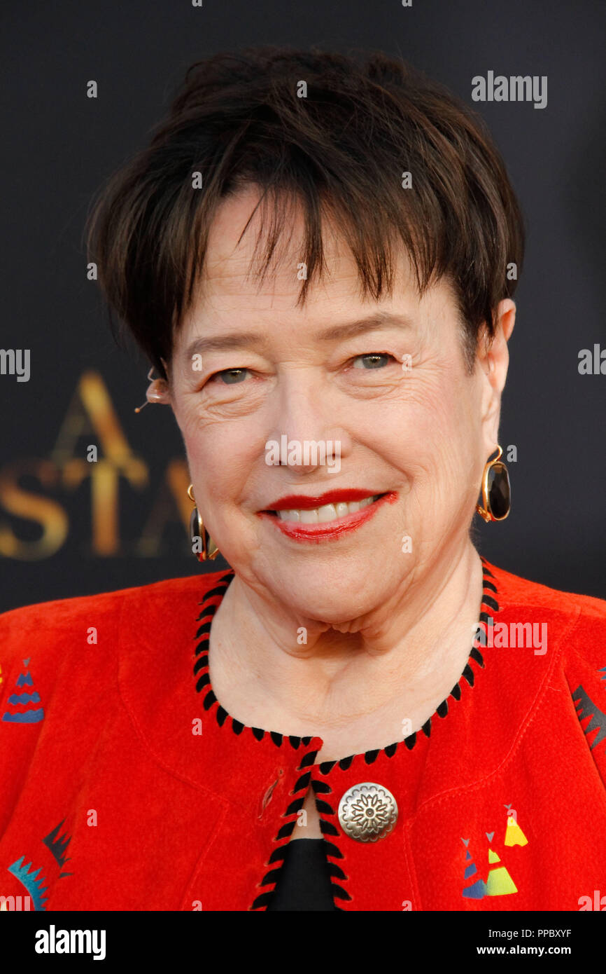 Los Angeles, Stati Uniti d'America. 24 Settembre, 2018. Kathy Bates alla premiere di Warner Bros " Immagini " è nata una stella" tenutasi presso lo Shrine Auditorium & Expo Hall di Los Angeles, CA, 24 settembre 2018. Foto di Giuseppe Martinez / PictureLux Credito: PictureLux / Hollywood Archive/Alamy Live News Foto Stock