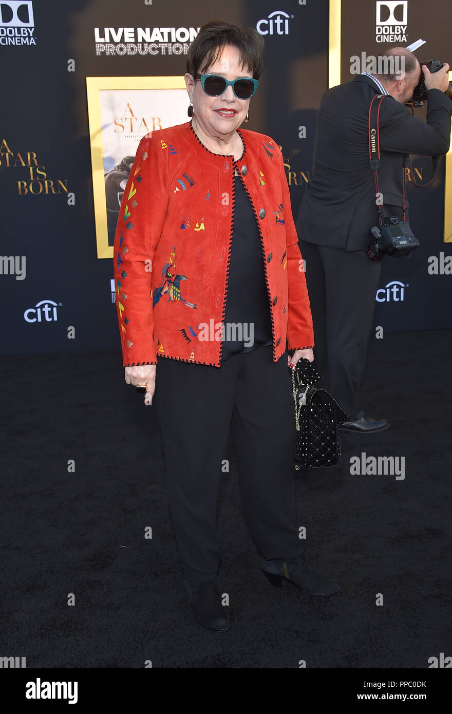 Los Angeles, California, USA. 24Sep, 2018. Kathy Bates arriva per la premiere del film "è nata una stella' presso lo Shrine Auditorium. Credito: Lisa O'Connor/ZUMA filo/Alamy Live News Foto Stock
