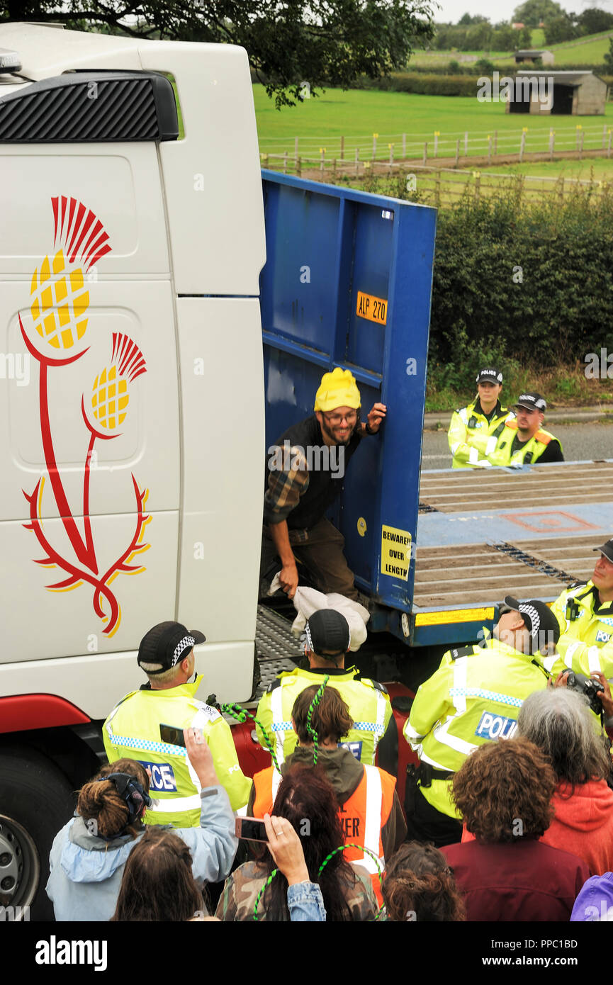 Blackpool, Regno Unito: 25 settembre 2018. Quattro anti-fracking gli attivisti sono per essere condannato per il comportamento antisociale a Preston combinate Corte questa mattina (25:09:2018). Julian Brock è stato in carcere per gli ultimi due mesi e oggi tutti e quattro i manifestanti che salì sulla cima del camion in un convoglio della fornitura per il controverso Cuadrilla fracking sito su Preston New Road, Little Plumpton, arrestare il convoglio per 82 ore sono stati avvertiti di aspettarsi pene privative della libertà. Credito: Dave Ellison/Alamy Live News Foto Stock