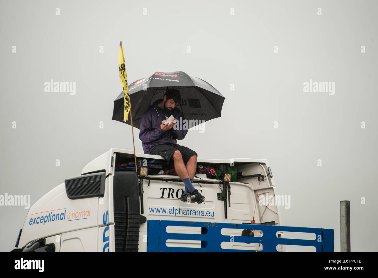 Blackpool, Regno Unito: 25 settembre 2018. Quattro anti-fracking gli attivisti sono per essere condannato per il comportamento antisociale a Preston combinate Corte questa mattina (25:09:2018). Julian Brock è stato in carcere per gli ultimi due mesi e oggi tutti e quattro i manifestanti che salì sulla cima del camion in un convoglio della fornitura per il controverso Cuadrilla fracking sito su Preston New Road, Little Plumpton, arrestare il convoglio per 82 ore sono stati avvertiti di aspettarsi pene privative della libertà. Credito: Dave Ellison/Alamy Live News Foto Stock