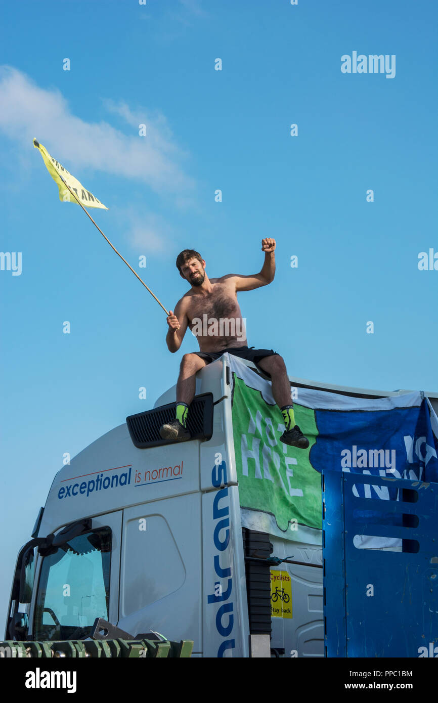 Blackpool, Regno Unito: 25 settembre 2018. Quattro anti-fracking gli attivisti sono per essere condannato per il comportamento antisociale a Preston combinate Corte questa mattina (25:09:2018). Julian Brock è stato in carcere per gli ultimi due mesi e oggi tutti e quattro i manifestanti che salì sulla cima del camion in un convoglio della fornitura per il controverso Cuadrilla fracking sito su Preston New Road, Little Plumpton, arrestare il convoglio per 82 ore sono stati avvertiti di aspettarsi pene privative della libertà. Credito: Dave Ellison/Alamy Live News Foto Stock