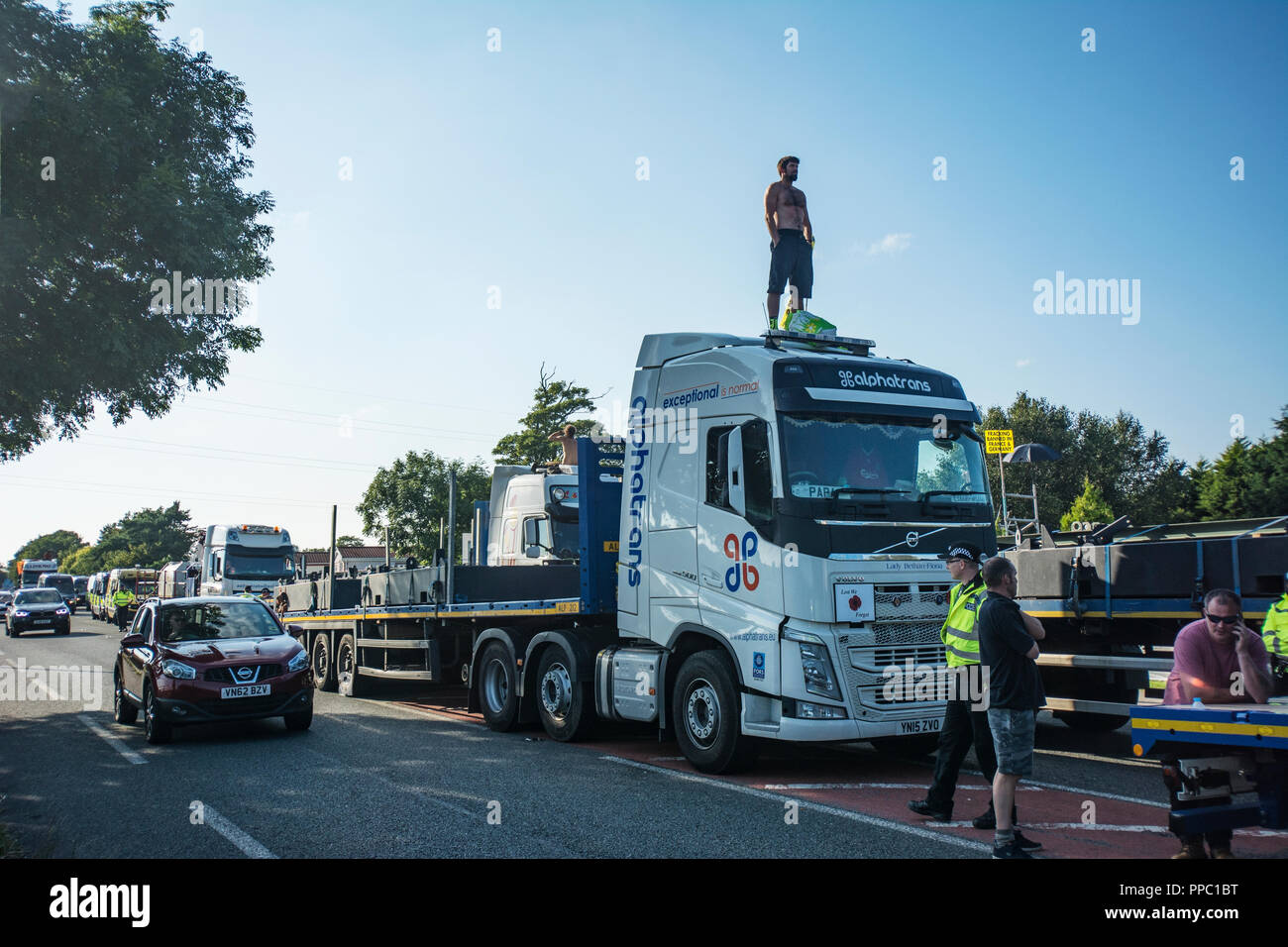 Blackpool, Regno Unito: 25 settembre 2018. Quattro anti-fracking gli attivisti sono per essere condannato per il comportamento antisociale a Preston combinate Corte questa mattina (25:09:2018). Julian Brock è stato in carcere per gli ultimi due mesi e oggi tutti e quattro i manifestanti che salì sulla cima del camion in un convoglio della fornitura per il controverso Cuadrilla fracking sito su Preston New Road, Little Plumpton, arrestare il convoglio per 82 ore sono stati avvertiti di aspettarsi pene privative della libertà. Credito: Dave Ellison/Alamy Live News Foto Stock