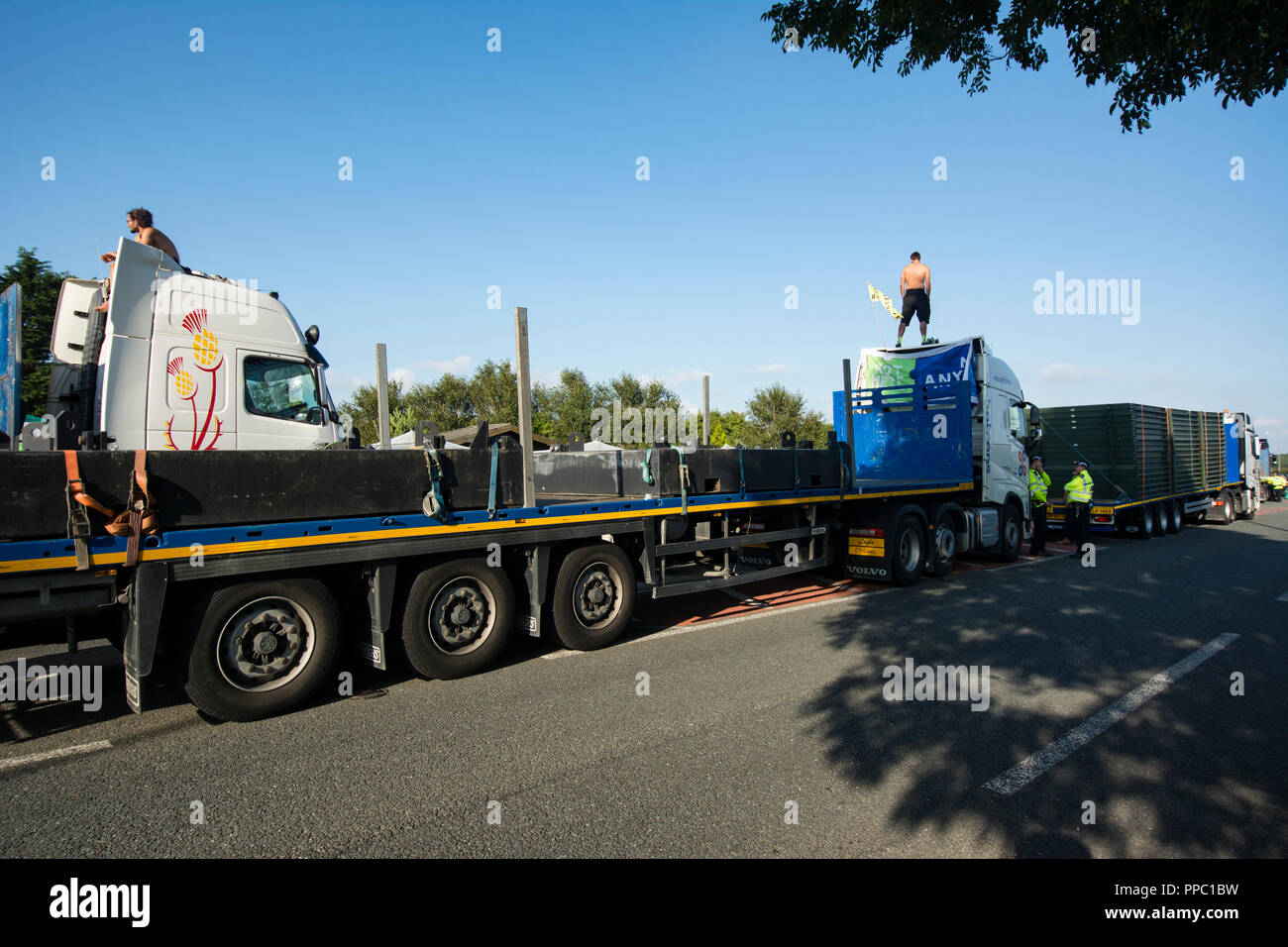 Blackpool, Regno Unito: 25 settembre 2018. Quattro anti-fracking gli attivisti sono per essere condannato per il comportamento antisociale a Preston combinate Corte questa mattina (25:09:2018). Julian Brock è stato in carcere per gli ultimi due mesi e oggi tutti e quattro i manifestanti che salì sulla cima del camion in un convoglio della fornitura per il controverso Cuadrilla fracking sito su Preston New Road, Little Plumpton, arrestare il convoglio per 82 ore sono stati avvertiti di aspettarsi pene privative della libertà. Credito: Dave Ellison/Alamy Live News Foto Stock