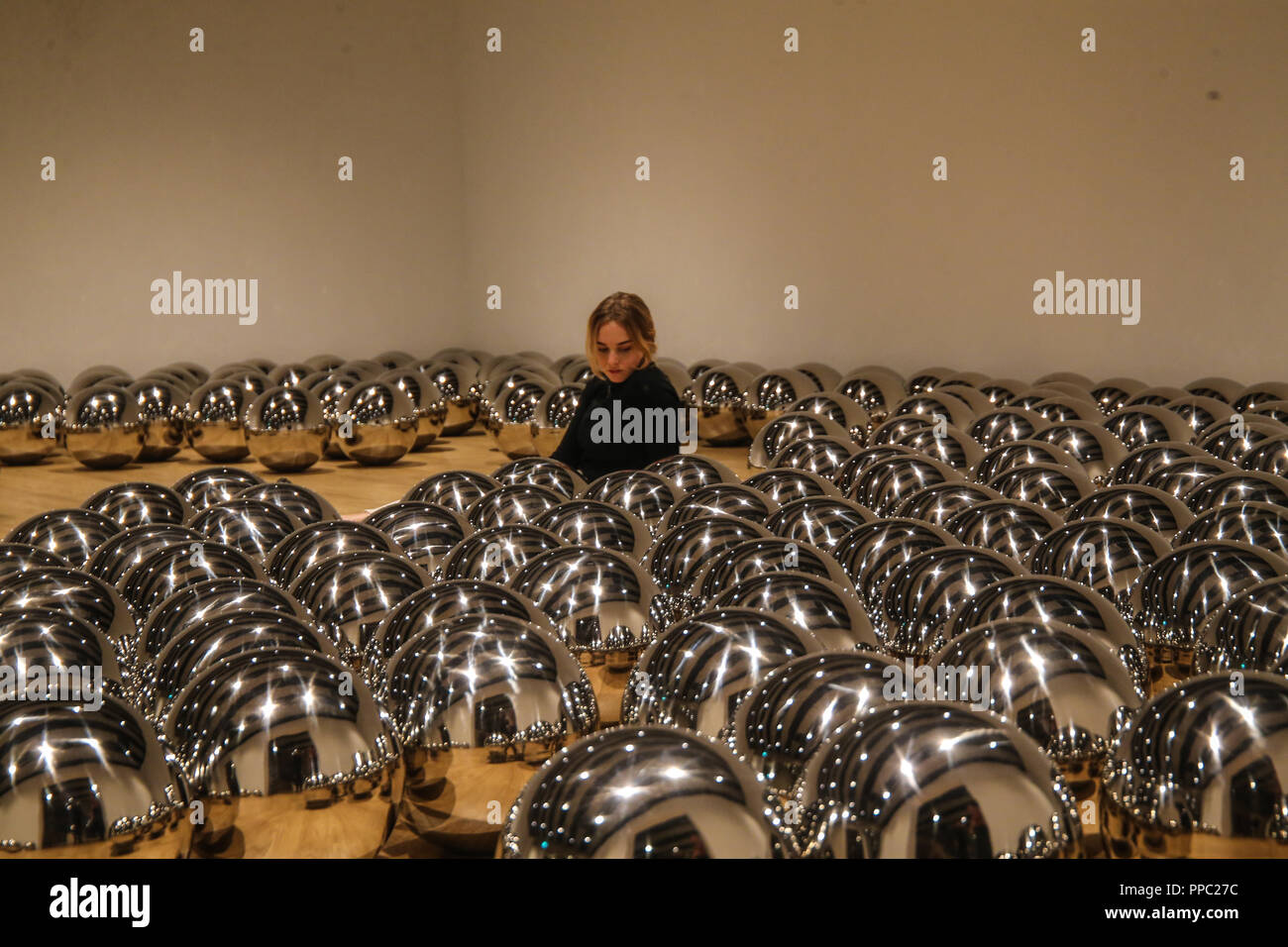 Londra REGNO UNITO 25 settembre 2018 Yayoi Kusama ,1966 Narcissus Garden la mostra caratteristiche 20 importanti artisti internazionali il cui lavoro affronta la percezione dello spazio della scultura e architettura e identifica un importante strand nell'arte del passato mezzo secolo..spesso costruiti da riflettente o materiali traslucidi, compreso il vetro e resina, le opere nello spazio Shifterselicit risposte che sono sia fisiologico e psicologico.@Paolo Quezada-Neiman/Alamy Live News Foto Stock