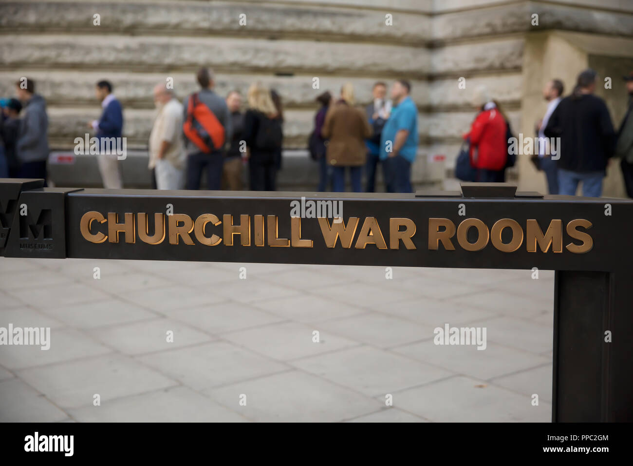 Londra, UK, 25 Settembre 2018,Persone coda fuori come il Churchill War Rooms tenuto un photocall davanti alla Guerra Imperiale Musei Pubblicato libro che racconta la storia della Seconda Guerra Mondiale attraverso 20 documenti iconico, che sarà pubblicata giovedì 27 settembre. Anthony Richards, IWM la testa dei documenti & Sound, visualizzato Churchill's "fine dell'inizio l' intervento note e documenti top secret coinvolta nella Seconda Guerra Mondiale un inganno Il funzionamento 'Mincemeat'.Questi documenti sono stati tutti tenuti in archivi fino ad ora. Credito Larby Keith/Alamy Live News Foto Stock