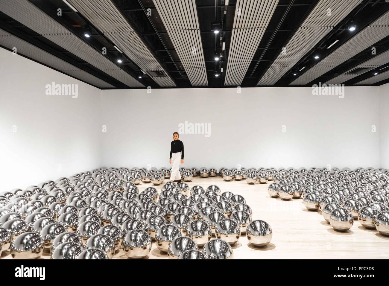 Londra 25 Settembre 2018: una galleria assistant sorge accanto a Yayoi Kusama Narcissus Garden, 1966-. Traslatori di spazio a Hayward Gallery dispone di opere d'arte che coprono un periodo di circa 50 anni da 20 importanti artisti internazionali. Traslatori di spazio a Hayward Gallery viene eseguito dal 26 settembre 2018 - 6 gennaio 2019. Credito: Claire Doherty/Alamy Live News Foto Stock