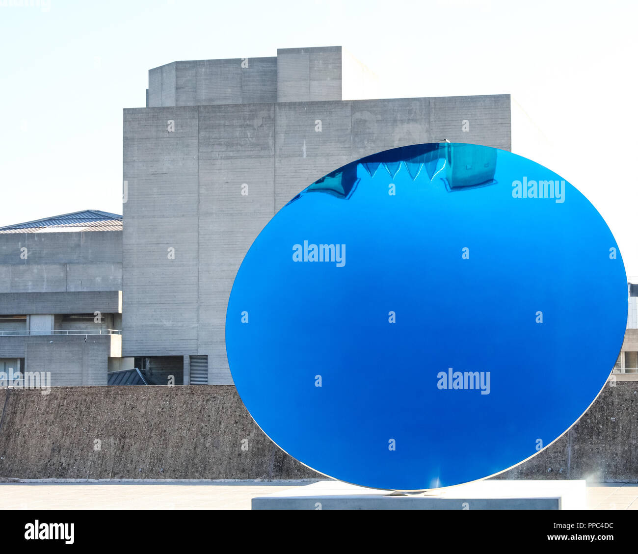 Londra, UK, 25 settembre 2018. Anish Kapoor's 'Sky Mirror'.Hayward Gallery è di nuovo grande spazio espositivo Shifters dispone di opere d'arte da 20 importanti artisti internazionali che interrompono il visitatore il senso di spazio e di alterare la loro percezione dei loro dintorni. La mostra viene eseguito 26 settembre - 6 gennaio. Credito: Imageplotter News e sport/Alamy Live News Foto Stock