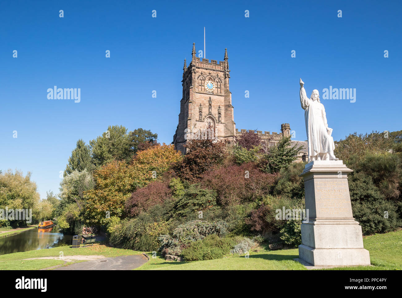 Kidderminster, Regno Unito. 25 Settembre 2018. Tempo in Gran Bretagna: Dopo una serata fredda e inestagionabile e un inizio freddo, il folclore di Kidderminster accoglie il glorioso sole del mattino in autunno, che è destinato a durare per il resto della giornata. Qui si possono vedere la pittoresca Chiesa di Santa Maria e la scintillante statua del famoso ministro protestante, il predicatore Richard Baxter. Credit: Lee Hudson/Alamy Live News Foto Stock