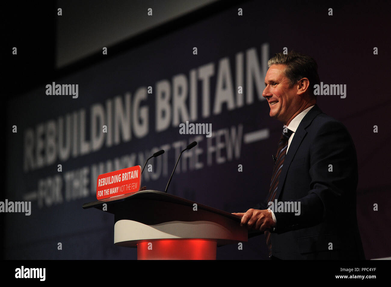 Liverpool, in Inghilterra. 25 Settembre, 2018. Keir Starmer, Shadow del Segretario di Stato per la chiusura dell'Unione europea, offre il suo intervento sul tema della 'Brexit e dell'economia", alla conferenza, nella sessione della mattina del terzo giorno del partito laburista conferenza annuale presso la ACC Centro Conferenze. Kevin Hayes/Alamy Live News Foto Stock