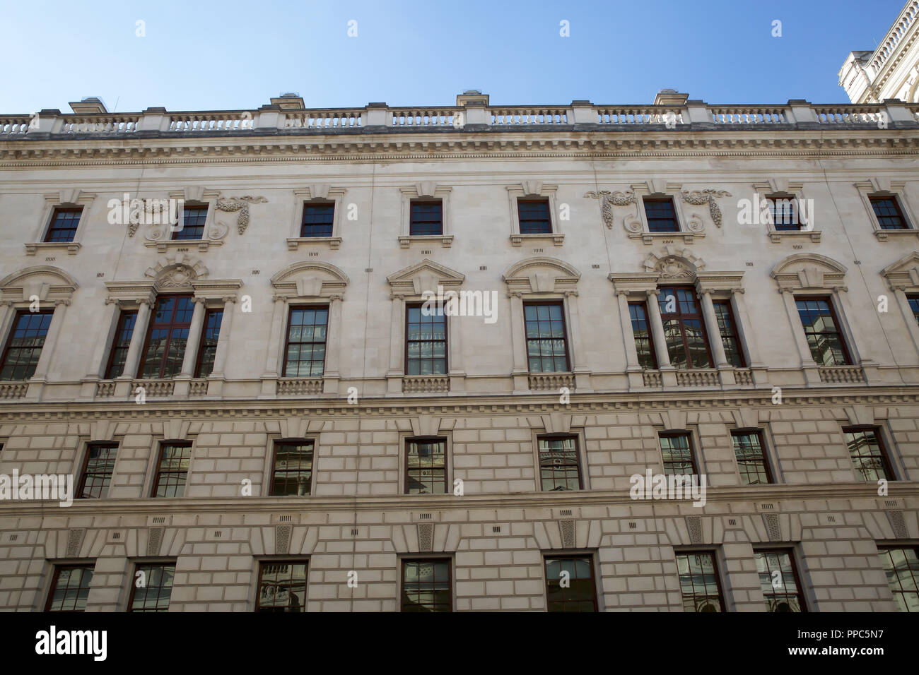 Londra, UK, 25 Settembre 2018,Churchill War Rooms tenuto un photocall davanti alla Guerra Imperiale Musei Pubblicato libro che racconta la storia della Seconda Guerra Mondiale attraverso 20 documenti iconico, che sarà pubblicata giovedì 27 settembre. Anthony Richards, IWM la testa dei documenti & Sound, visualizzato Churchill's "fine dell'inizio l' intervento note e documenti top secret coinvolta nella Seconda Guerra Mondiale un inganno Il funzionamento 'Mincemeat'.Questi documenti sono stati tutti tenuti in archivi fino ad ora. Credito Larby Keith/Alamy Live News Foto Stock