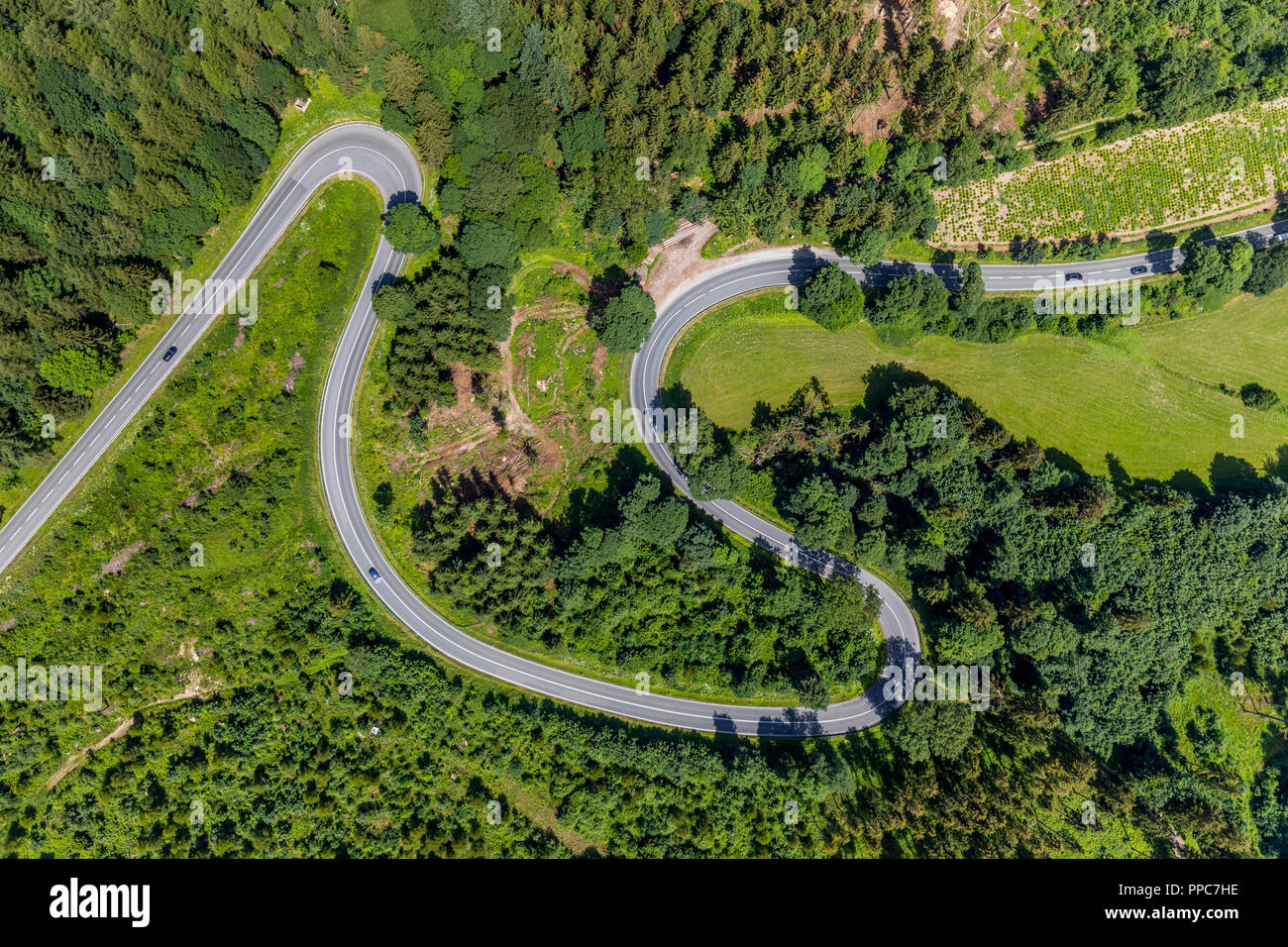 Vista aerea, tortuosa strada con tornanti, Am Bilstein, Autostrada L870, Brilon, Sauerland, Nord Reno-Westfalia, Germania Foto Stock