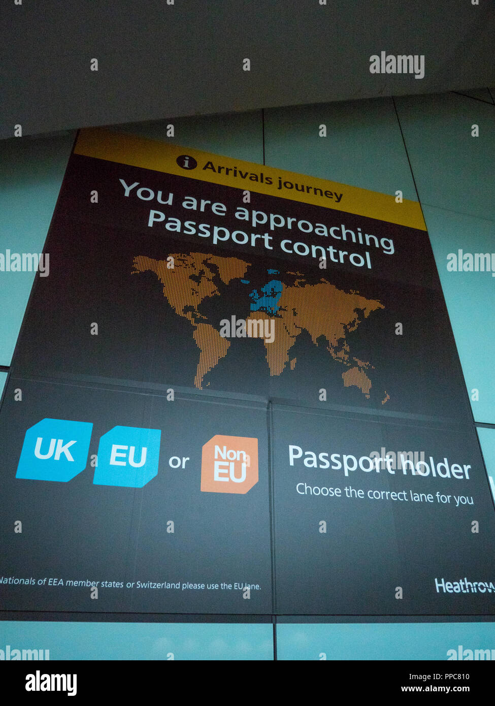 Heathrow controllo passaporti segno, mostrando UK UE, o altri passaporti, questo segno cambierà presto dopo Brexit, Aeroporto di Heathrow Terminal 5 di Londra, Regno Unito. Foto Stock