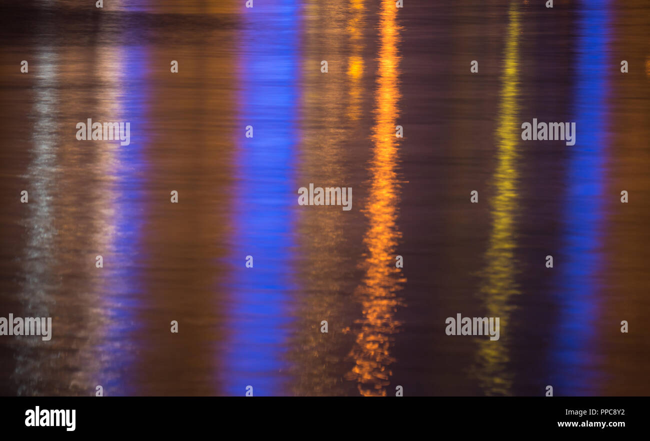 Luci che riflettono nel mare increspato superficie di acqua Foto Stock