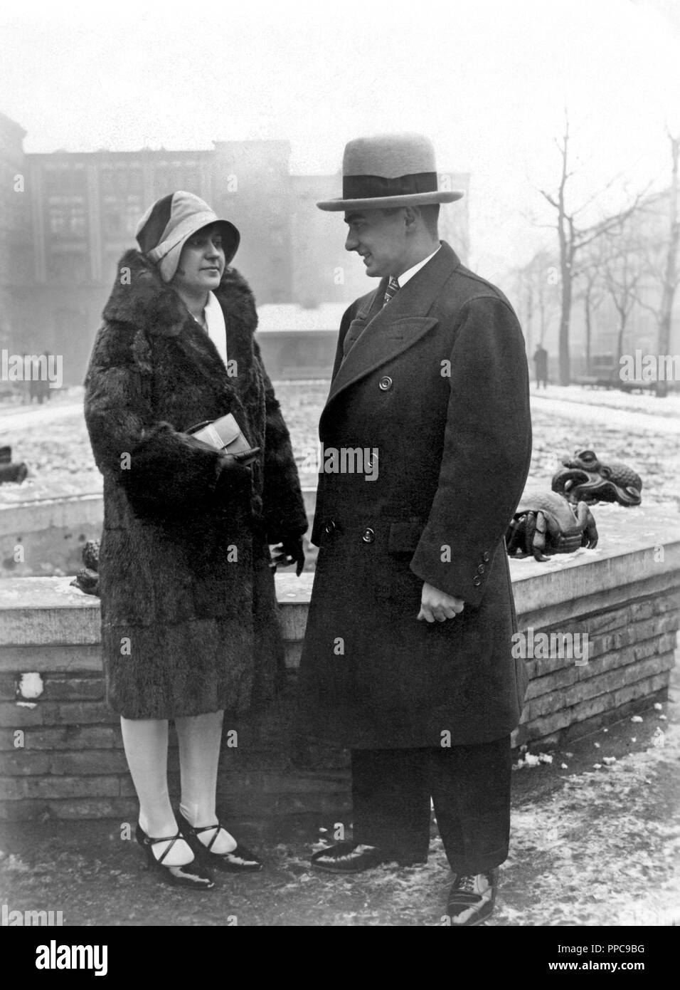 Coppie, flirt, l uomo e la donna si incontrano per una data, entrambi vestiti alla moda, 1920s, Germania Foto Stock