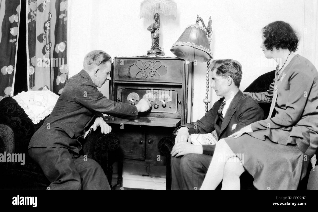 Radio, storia della progettazione, due uomini e una donna l'ascolto della  radio, 1920s, Germania Foto stock - Alamy