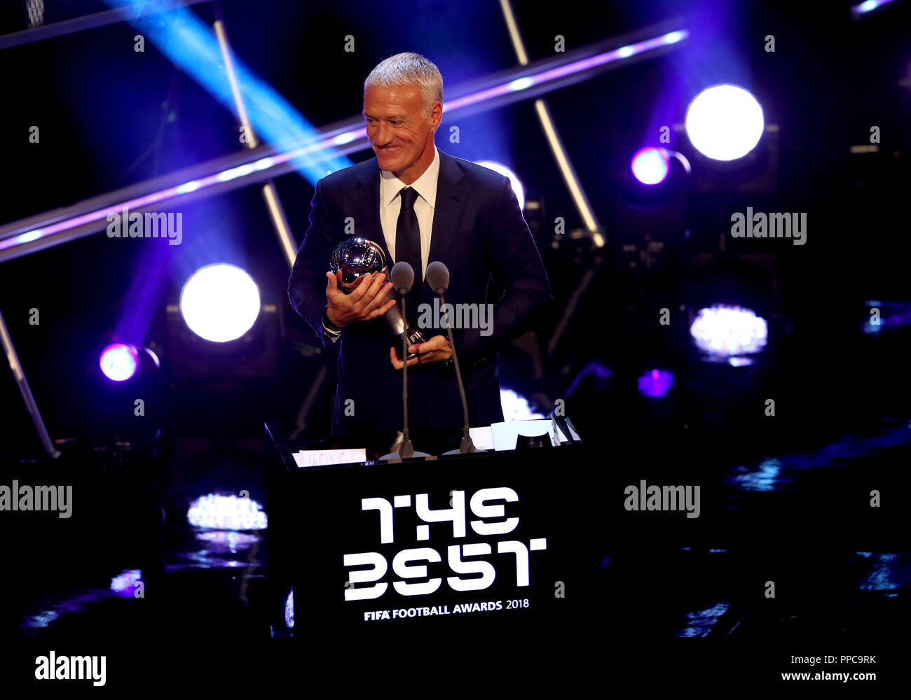 Didier Deschamps sul palco con il suo il miglior FIFA uomini allenatore premio durante il miglior FIFA Football Awards 2018 presso la Royal Festival Hall di Londra. Picture Data: lunedì 24 settembre, 2018. Vedere PA storia SOCCER Awards. Foto di credito dovrebbe leggere: Tim Goode/PA FILO Foto Stock