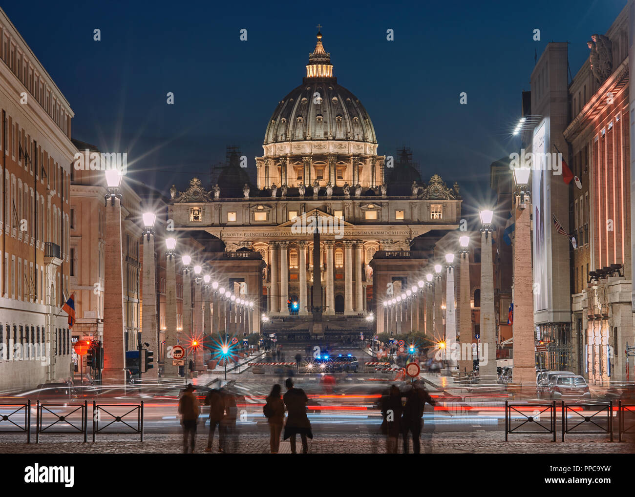 Roma, Basilica di San Pietro durante la notte, con turisti sfocata Foto Stock