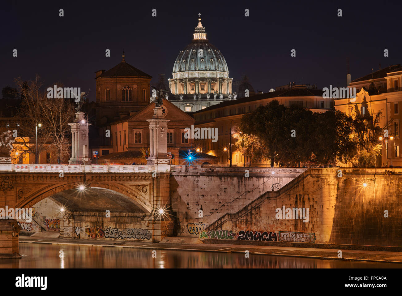 Roma, la cupola della Basilica di San Pietro durante la notte, visto dal fiume Tevere Foto Stock
