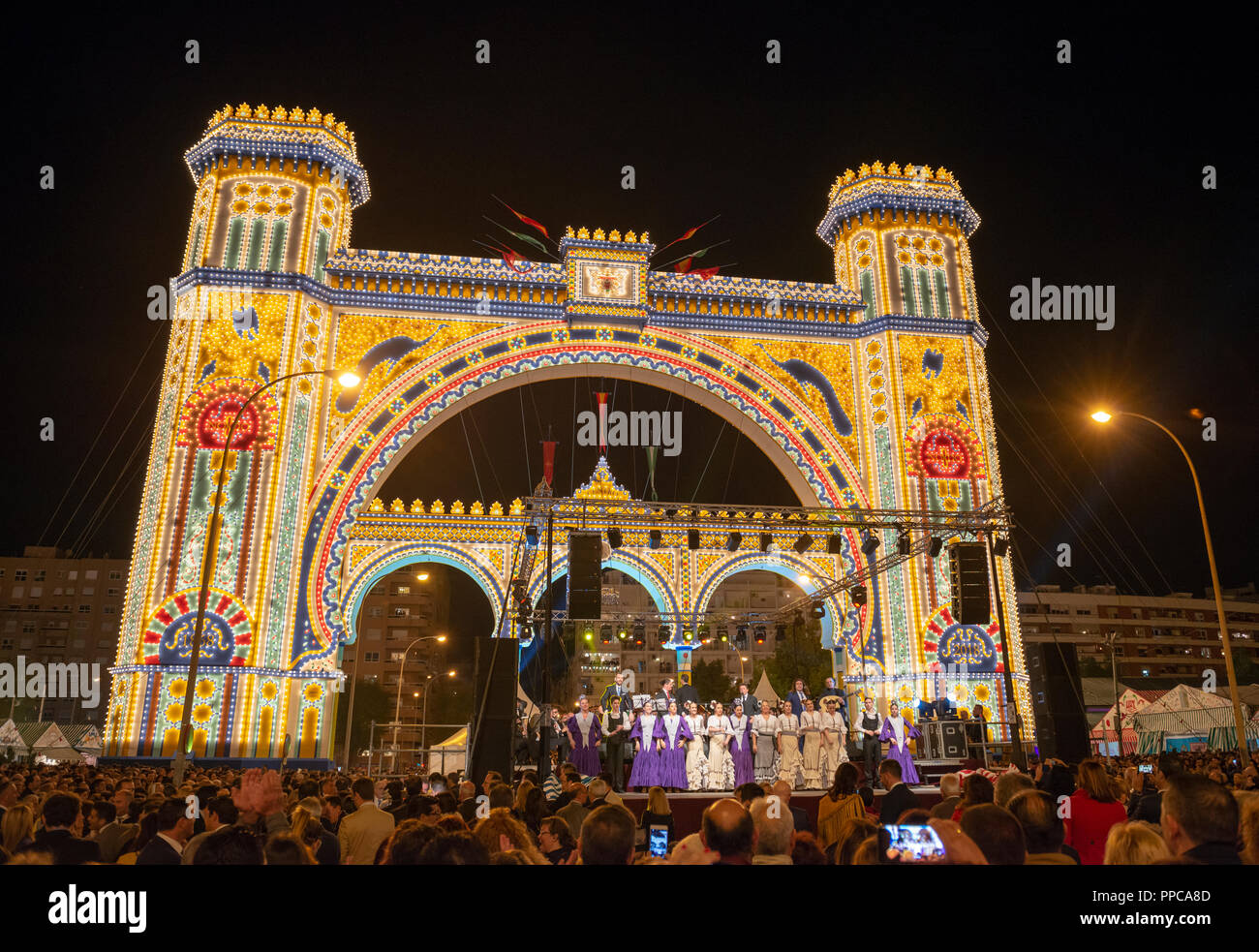 Illuminate portale di ingresso di notte, apertura atto di illuminazione el Alumbrao, Festival di Primavera di Feria de Abril di Siviglia Foto Stock