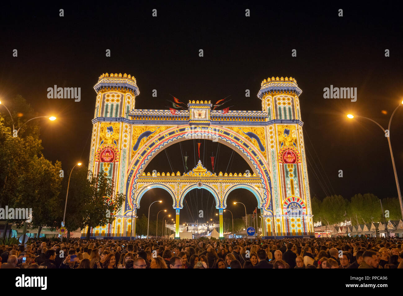 Illuminate portale di ingresso di notte, apertura atto di illuminazione el Alumbrao, Festival di Primavera di Feria de Abril di Siviglia Foto Stock