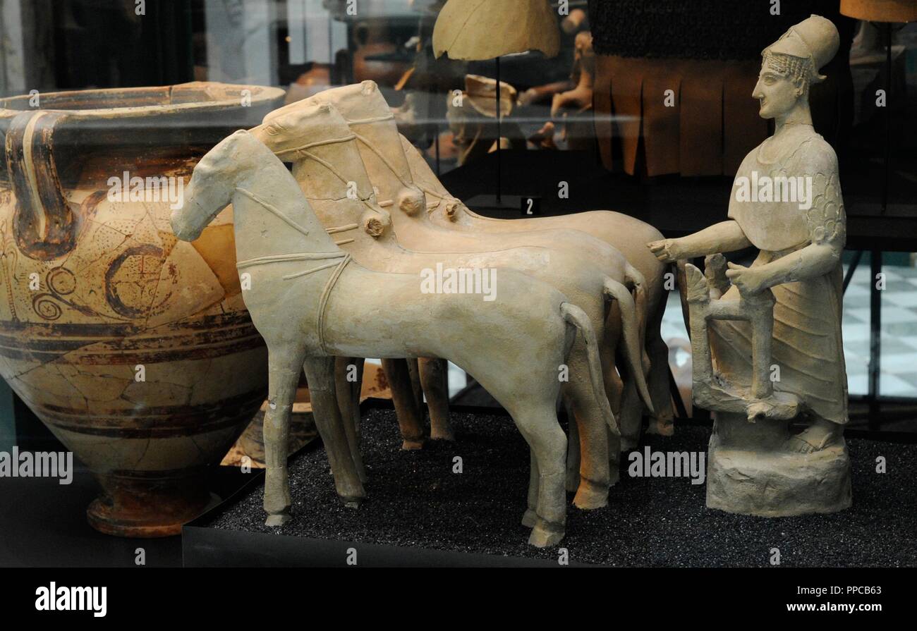 Athena il montaggio di un quattro-carrozza a cavalli. Ca. 510-460 A.C. In terracotta. Da Mersinaki, Cipro. Museo dei paesi del Mediterraneo e del Vicino Antichità Orientali. Stoccolma. La Svezia. Foto Stock