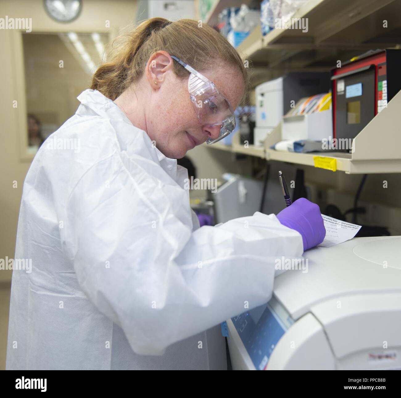 Suzanne Shunn, Forze Armate un esaminatore medico del sistema operazioni di DNA DNA analyst, scrive un pericolo per la sicurezza durante una sicurezza Scavenger Hunt Agosto 14, 2018. Il personale AFMES ha partecipato a varie attività come trovare-e-fix-it e Scavenger Hunt attività per ottenere il personale impegnato nella sicurezza sul luogo di lavoro. Foto Stock