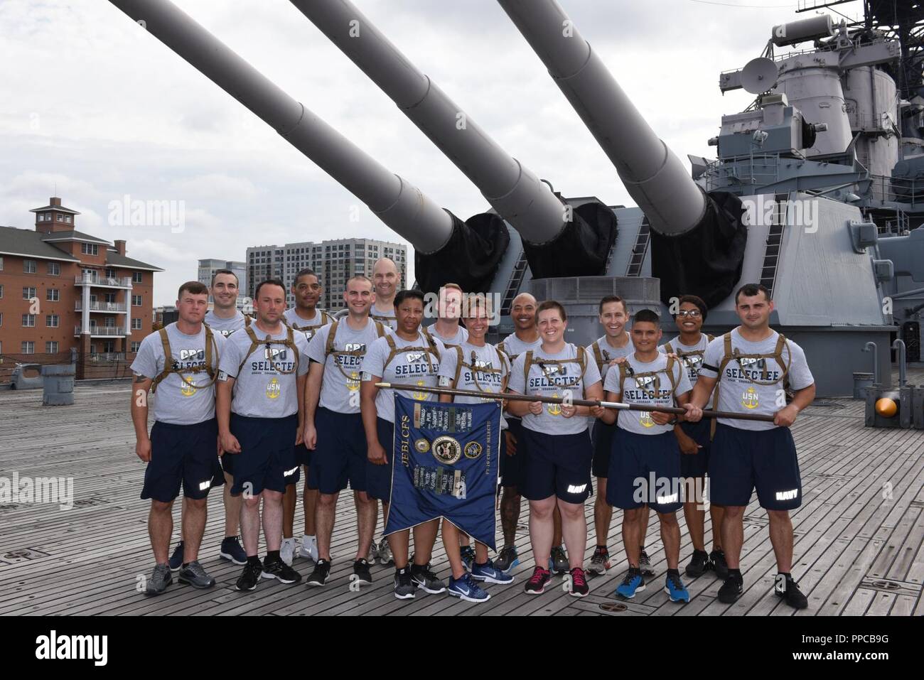 CPO Selectees da JEB poco Creek-Fort Story, posa per una foto di gruppo a bordo della USS Wisconsin (BB-64) durante la diciottesima edizione CPO e Giornate del patrimonio evento di formazione. Il Wisconsin è ormeggiata permanentemente accanto all'Hampton Roads museo come una nave museo. La manifestazione è ospitata dal museo, capo locale sottufficiali, volontari e Nauticus. Durante la manifestazione, selectees appreso su vari aspetti della storia navale, compreso il porto di perla, la storia delle donne nella marina capi a bordo di sottomarini, la storia del chief petty officer, e la marina militare in Vietnam. Selectees ha avuto anche la possibilità di spea Foto Stock