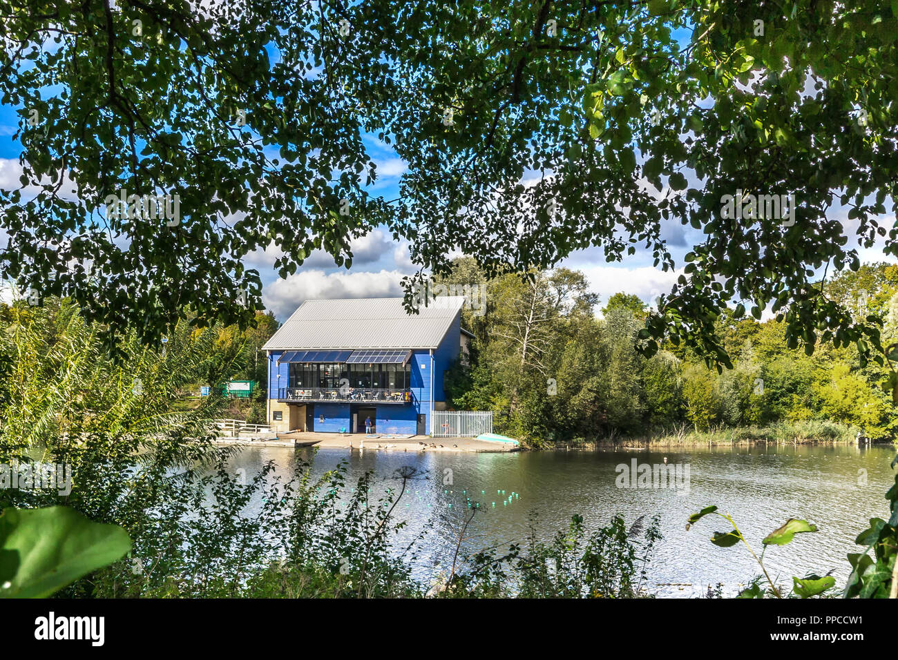 Vista del lago dalla parte della freccia Valley Park in Louisville, Inghilterra. Foto Stock