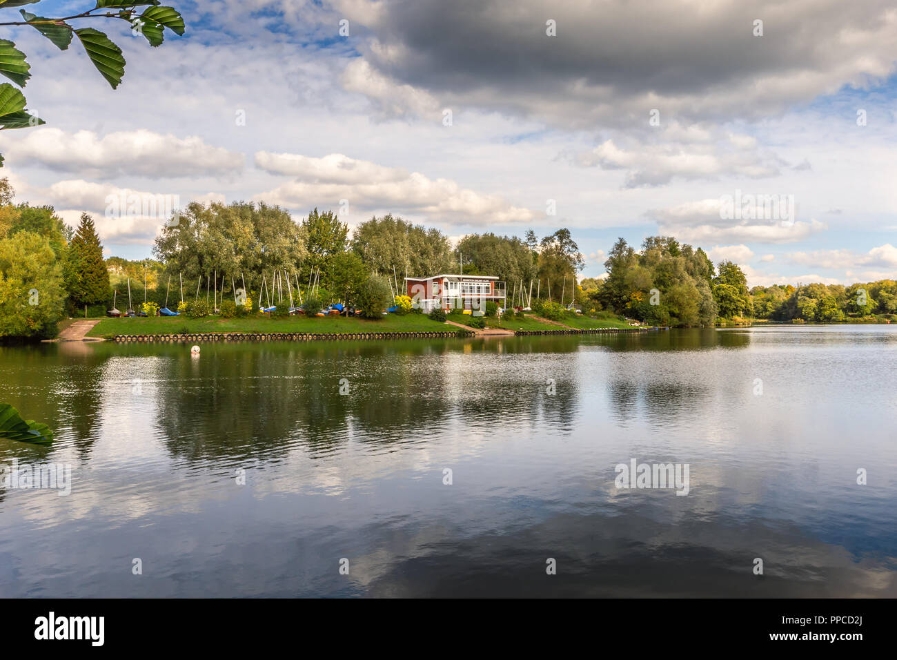 Vista del lago dalla parte della freccia Valley Park in Louisville, Inghilterra. Foto Stock