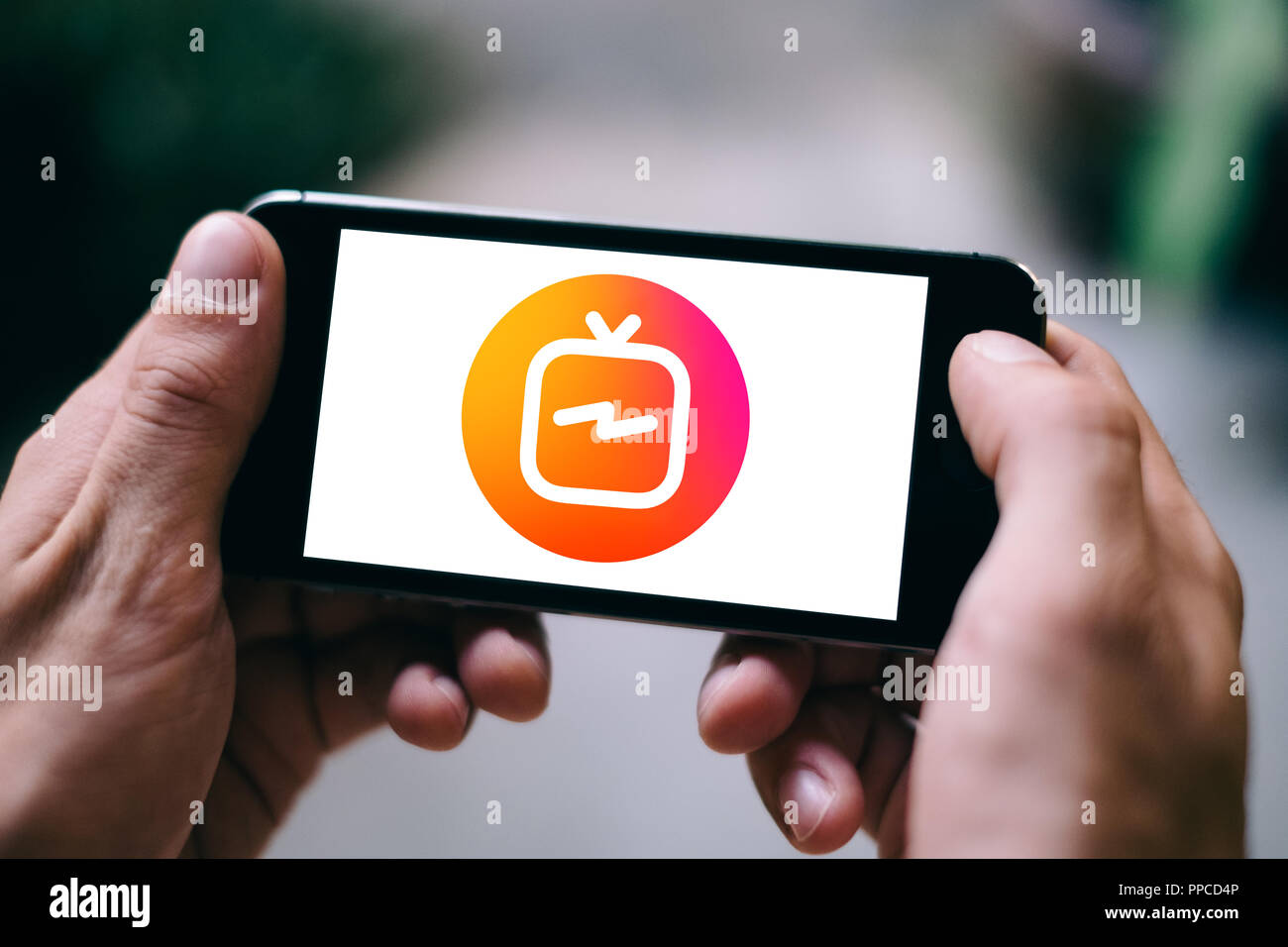 Primo piano della schermata dello smartphone con Instagram TV O LOGO IGTV o icona Foto Stock