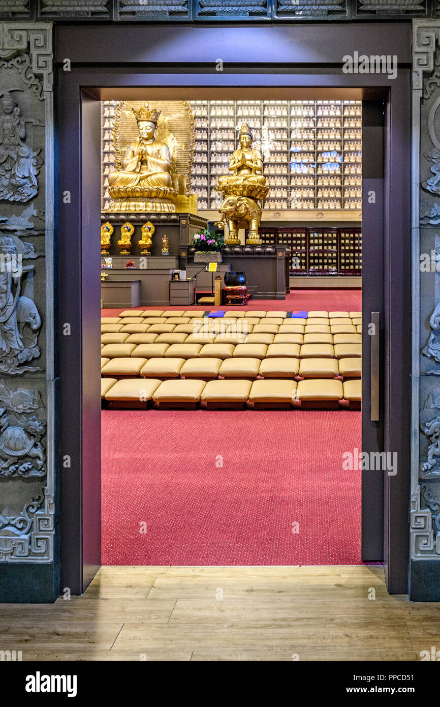 Il Buddha Hall presso il monastero Avatamsaka. Un ramo del Regno del Dharma associazione buddista in Calgary Alberta, Canada Foto Stock