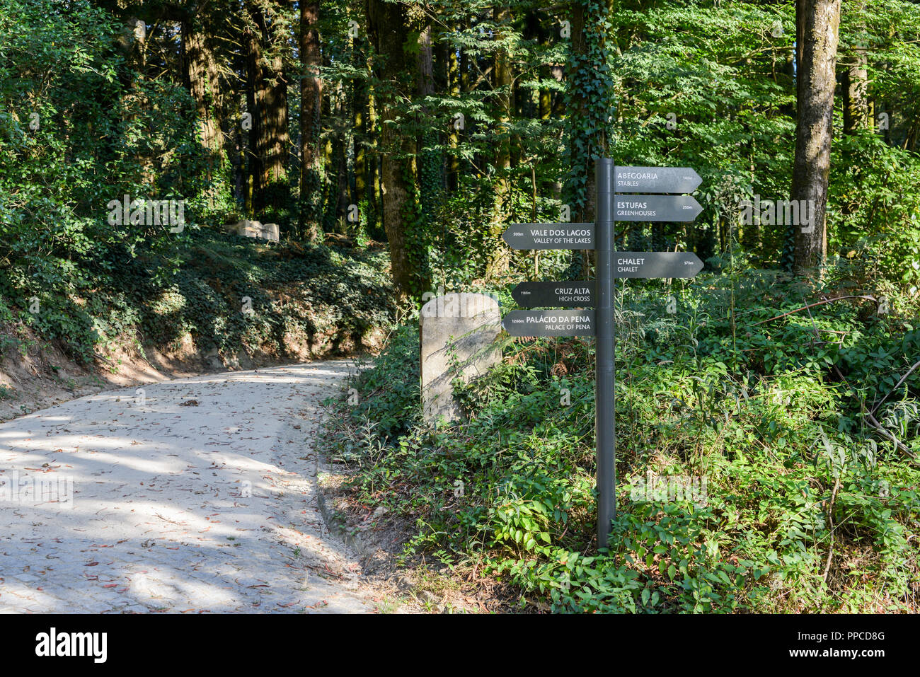 Sintra, Portogallo - 23 settembre, 2018: sentieri con segnaletica attraverso il parco incantato di un palazzo della pena di Sintra, Portogallo Foto Stock