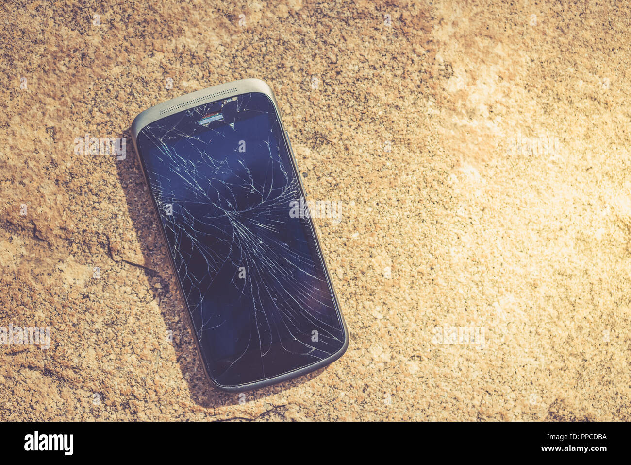 Schermo rotto del cellulare o smartphone. Nero incrinato i telefoni  touchscreen Foto stock - Alamy