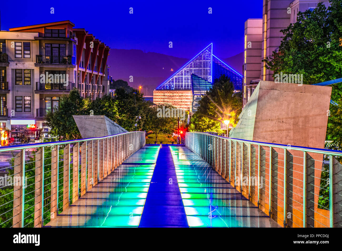 Holmberg ponte di vetro e lo Skyline nel centro cittadino di Chattanooga nel Tennessee TN Foto Stock