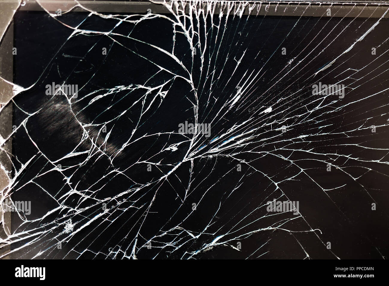 Schermo rotto del cellulare o smartphone. Nero incrinato i telefoni touchscreen Foto Stock