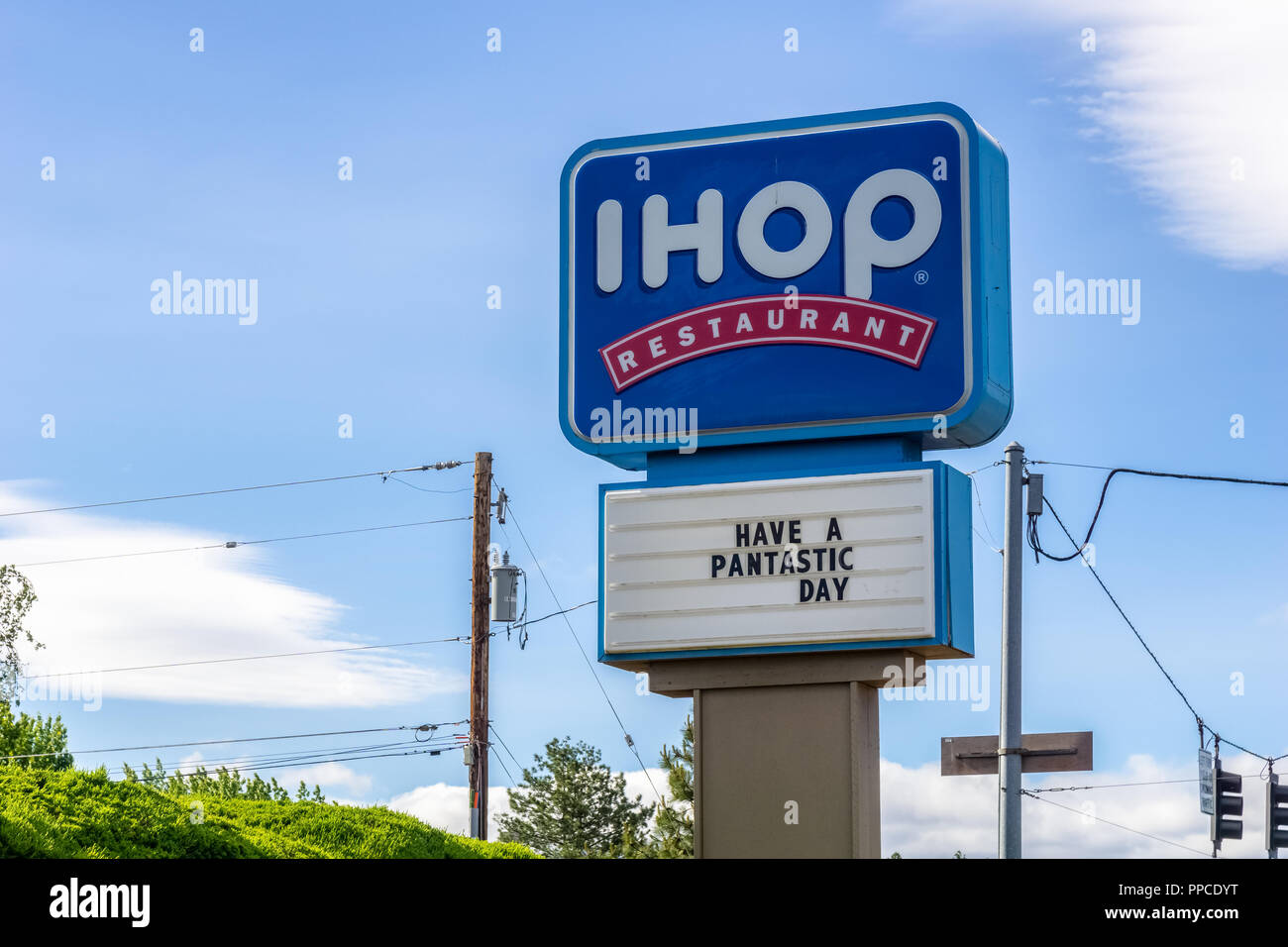 Ristorante IHOP marchio della catena di cartello con scritto in primo piano hanno un giorno Pantastic in curva, Oregon, Stati Uniti d'America. Foto Stock