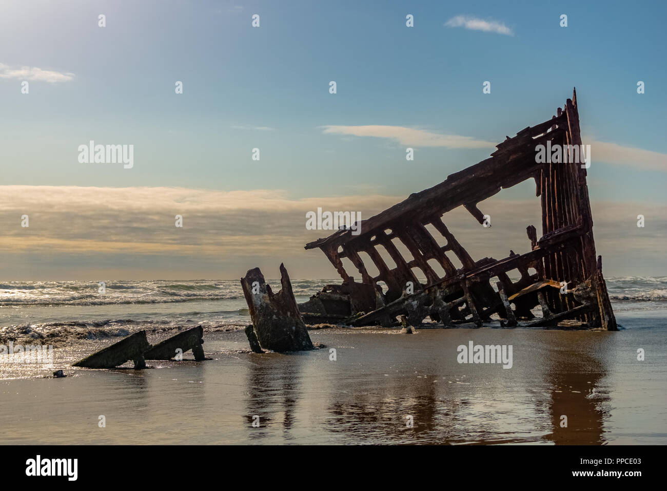 Peter Iderdale naufragio in Fort Stevens parco dello stato in una giornata di sole, Pacific Coast, Astoria, Oregon, Stati Uniti d'America. Foto Stock