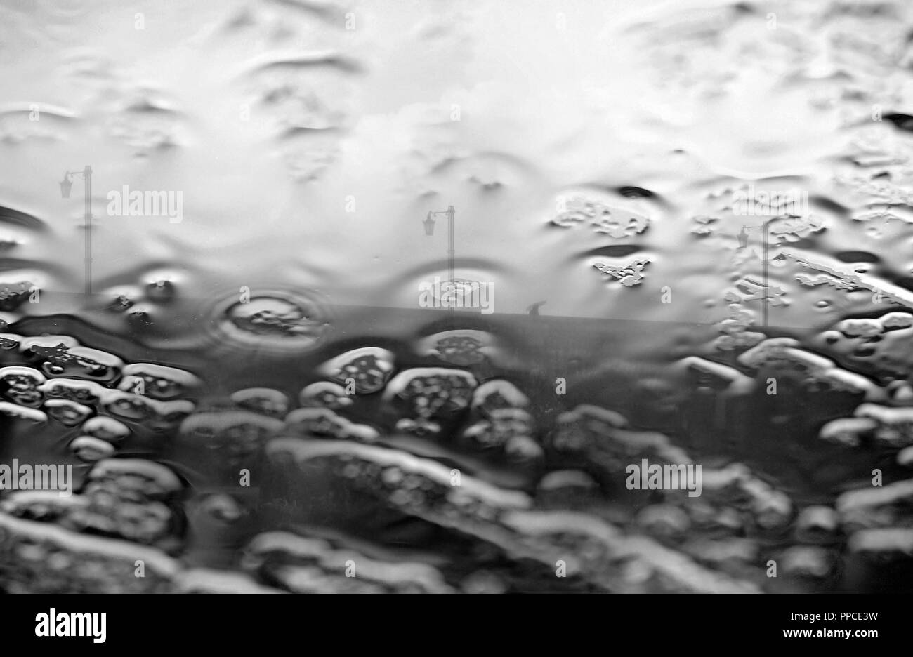 Vista da una finestra su un umido e piovosa giornata grigia Foto Stock