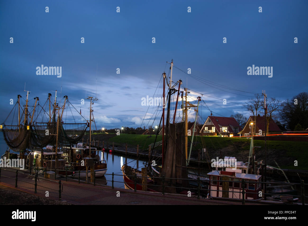 Greetsiel è un piccolo porto sull'ansa del Leybucht in western Frisia orientale, Germania che è stata per la prima volta documentata in lettere a partire dall'anno 1388. Foto Stock