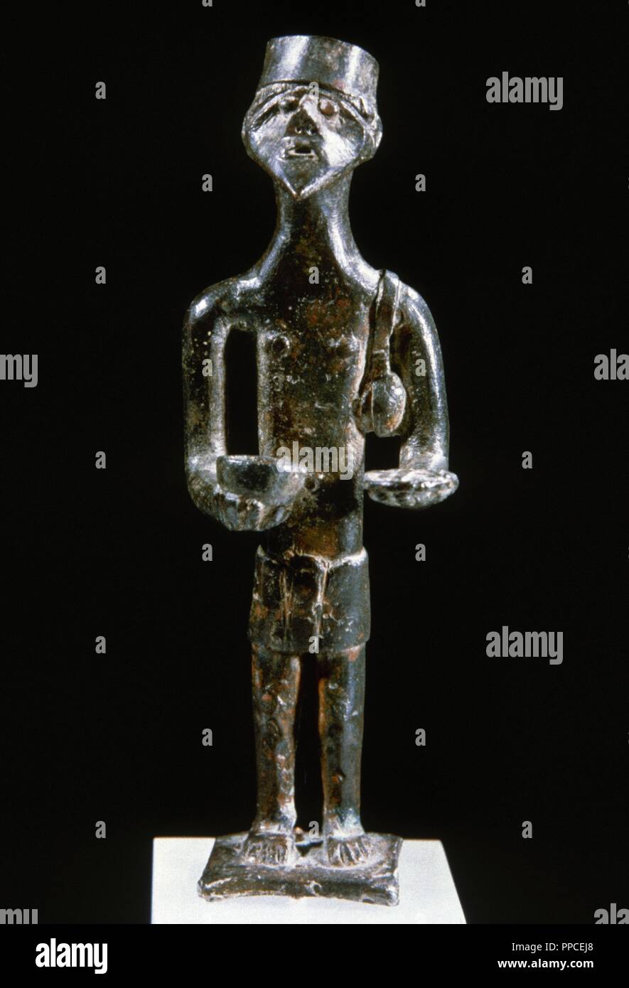 L'Italia. Sardegna. La civiltà nuragica. Statuetta offerente. Noto con il nome di Barbetta. Bronzo. 8-VII secolo A.C. Dal santuario di Mazanni. Museo Archeologico Nazionale di Cagliari. Foto Stock