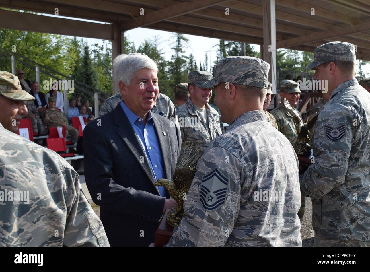 Senior Master Sgt. Jeremy Wohlford, fire chief, Alpena Combat Readiness Training Center, Mich, riceve il Michigan Air National Guard Senior Non-Commissioned Officer del premio di anno per il 2017-2018 dal Michigan Gov. Rick Snyder in Michigan la guardia nazionale annuale del Memorial Pass e rivedere, Camp Temolo manovra comune centro di formazione, Mich, 24 agosto 2018 (Air National Guard Foto Stock