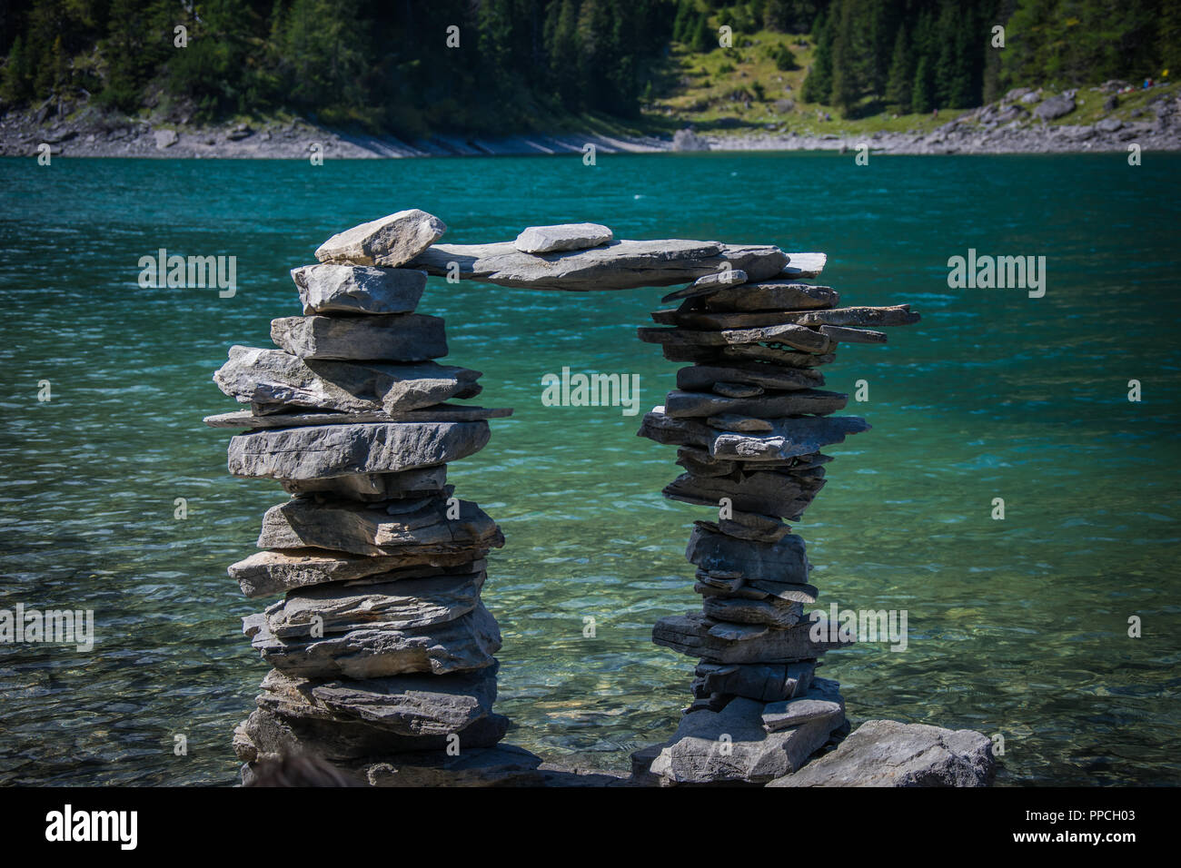 Attraverso questo portale in pietra è possibile vedere il bellissimo lago a Obernberg in Austria Foto Stock