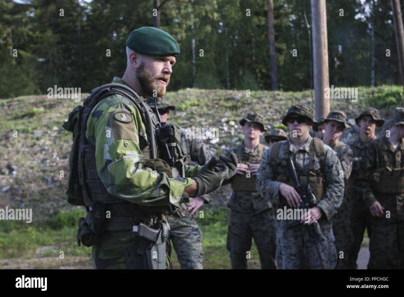 Un svedese Ranger Costiera con il 1° Reggimento Marino dà un intervallo breve di sicurezza durante l'esercizio arcipelago sforzarsi a bordo Berga Base Navale, Harsfjarden, Svezia, 22 Agosto, 2018. Esercizio Arcipelago Endeavour è un sistema integrato di formazione sul campo di esercizio che aumenta la capacità operativa e migliora la collaborazione strategica tra Stati Uniti Marines e le forze svedesi. Foto Stock