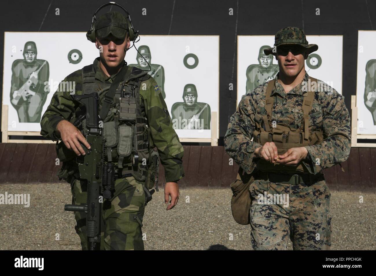 Stati Uniti Marines con Marine Force-Europe rotazionale 18.1 condurre un cross-training gamma durante l'esercizio arcipelago si sforzano con costiere svedesi Rangers del 1° Reggimento marini a bordo di Berga Base Navale, Harsfjarden, Svezia, 22 Agosto, 2018. Esercizio Arcipelago Endeavour è un sistema integrato di formazione sul campo di esercizio che aumenta la capacità operativa e migliora la collaborazione strategica tra Stati Uniti Marines e le forze svedesi. Foto Stock